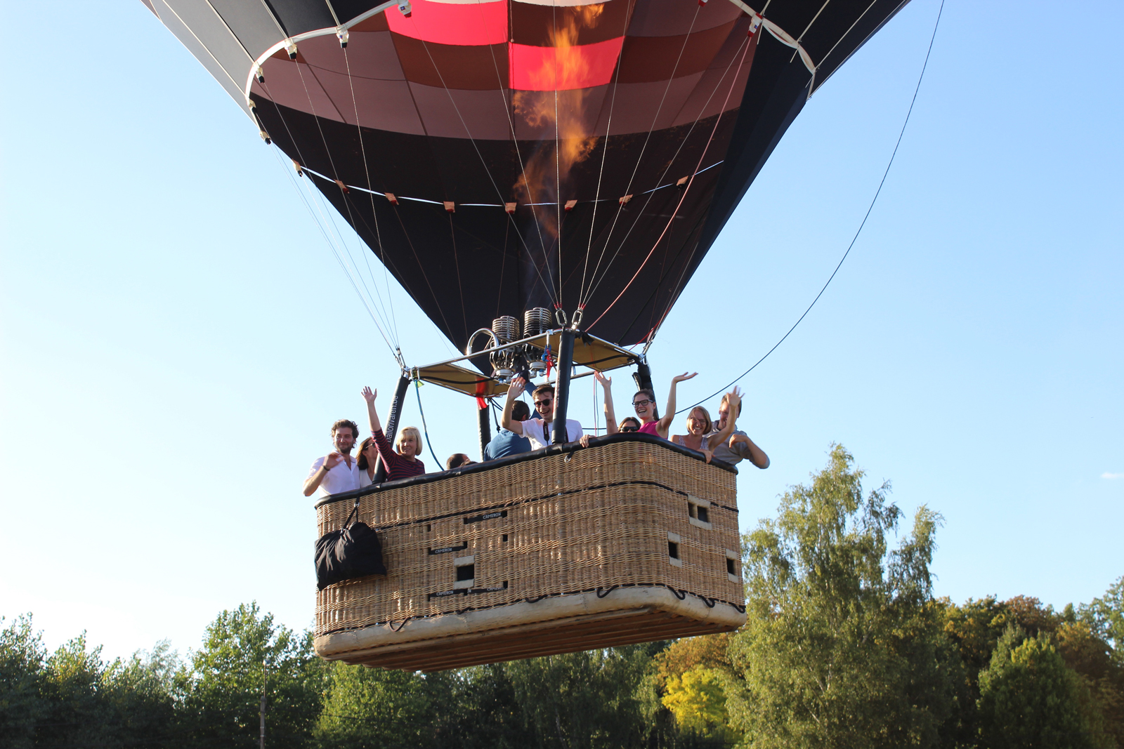 De winnaars van het zomerevent van het Communicatiehuis vaarden mee met de luchtballon het opstijgen